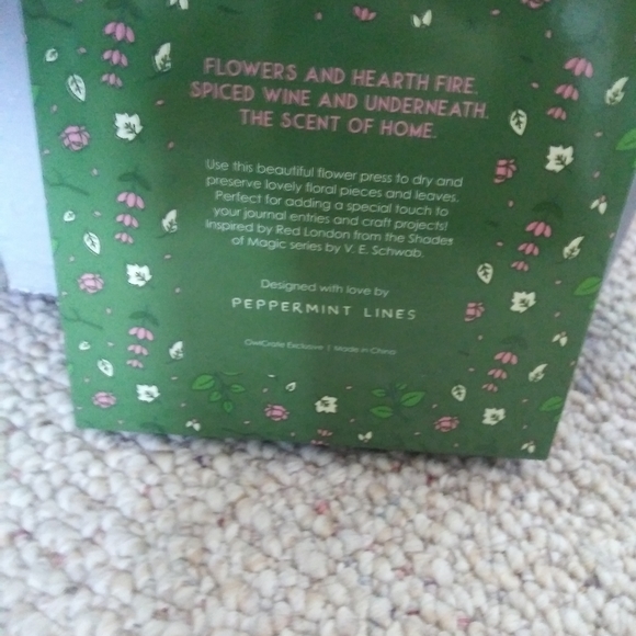 Owlcrate Exclusive Flower Press - Picture 4 of 4